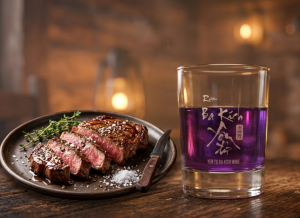 Rượu Ba Kích Yên Tử kết hợp đồ nướng BBQ Ly Rượu Ba Kích Yên Tử tím thẫm thưởng thức cùng thịt bò nướng BBQ